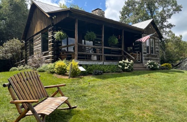 Spectacular mountain views at 4000 ft from a secluded log cabin