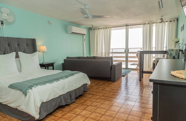 Spectacular ocean views. Ideal for ecotourists. Walk to excursions for Bio Bay