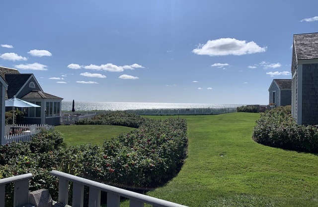 SPECTACULAR OCEAN VIEWS! Upscale, cozy and comfortable Maushop condo with A/C!