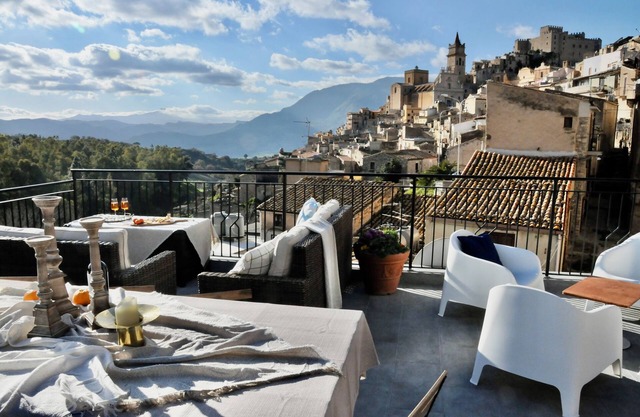 Spectacular rooftop views, 15 minutes to the Mediterranean