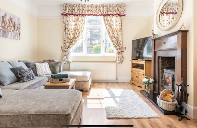 Spectacular sea views, beach, pubs, cafes & restaurants just on your doorstep!