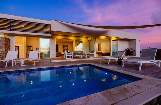 Spectacular Villa, Island and Ocean View, 7 minutes from the beach, sleeps 6.