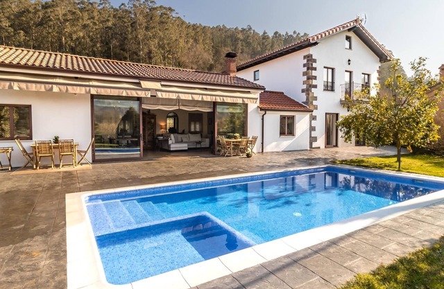 Spectacular villa with swimming pool in La Cavada