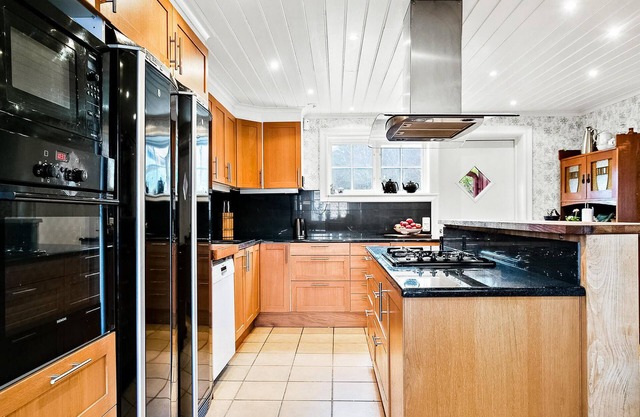 Spend a great family vacation on the island of Skaftö in this spacious vacation accommodation.