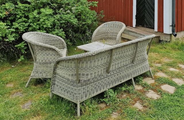 Spend a relaxing holiday in a holiday home right by a picturesque bay.