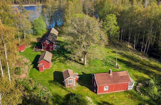 Spend a relaxing vacation in this comfortable vacation home in a dream location on the lake.