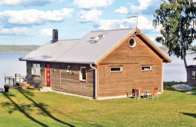 Spend a relaxing vacation in this vacation home and enjoy the panoramic view of Lake Sommen.