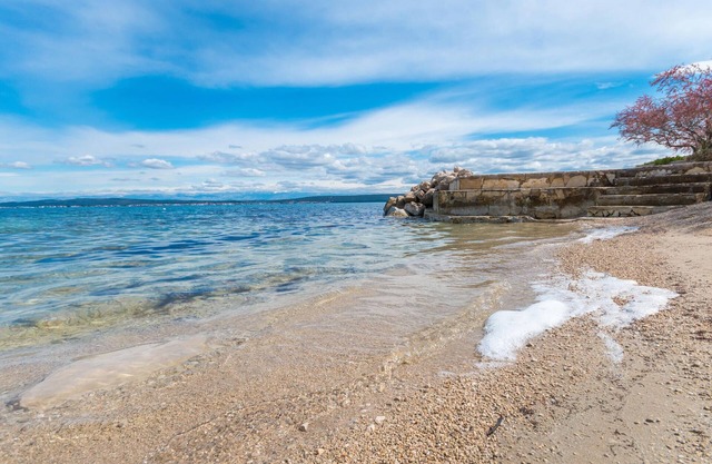 Spend a wonderful time in this cozy vacation apartment with private garden by the sea.