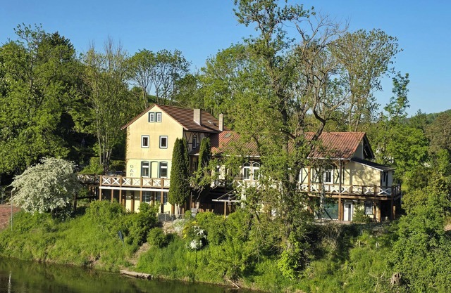 Spend the night in the Alte Saale Fährhaus with a view of two castles. Dogs welcome