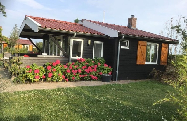 Spend the night on the water in Tiny House/Trekkershut Comfort/Mini Bungalow