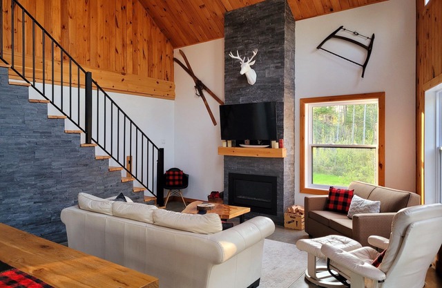 Splendid Chalet on the banks of the Mékinac & SPA & Foyer