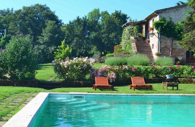 Splendid countryhouse 8-10 people with private pool in typical Tuscan style