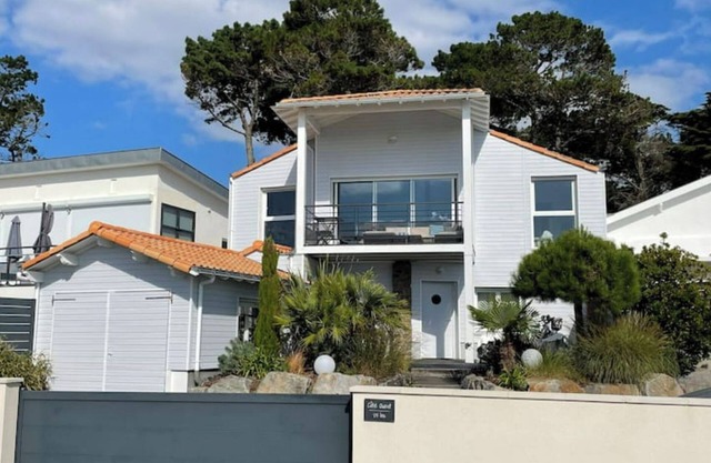 SPLENDID HOUSE WITH SEA VIEW