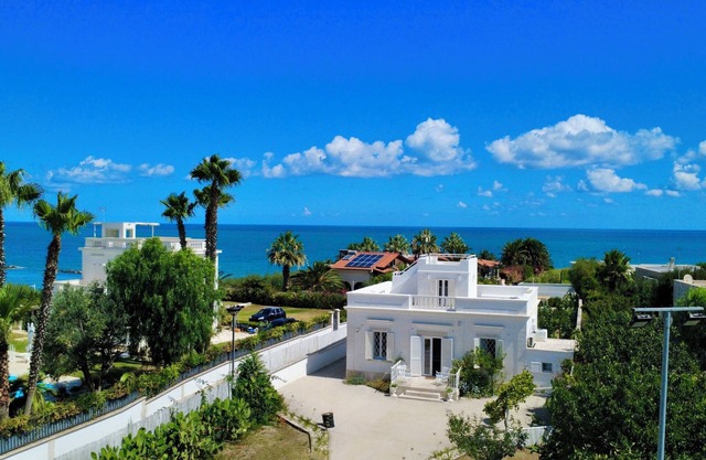 Splendid restored antique villa 150 meters from the sea. Three rooms