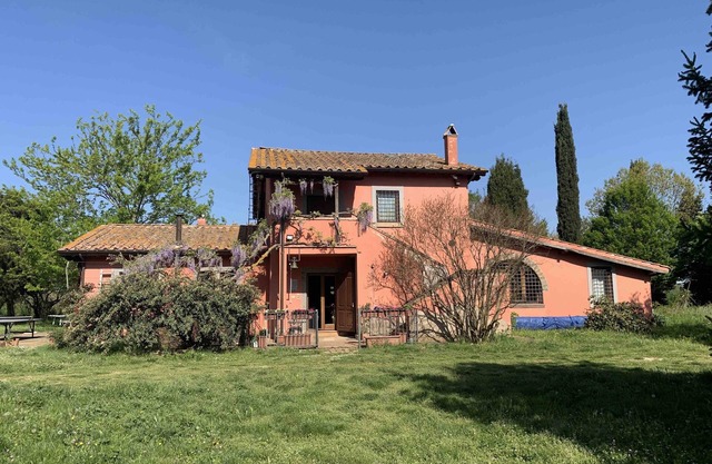 Splendido casale immerso nel verde a pochi km da Viterbo ed i paesi della Tuscia
