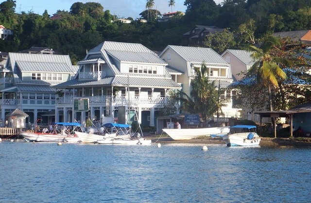 Split-Level Waterfront Apt in Stunning Location Beach & Marina views