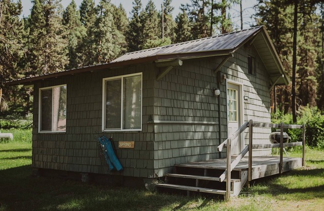 Spring Cabin at Tamaracks Resort a cozy cabin with full kitchen and lake views.