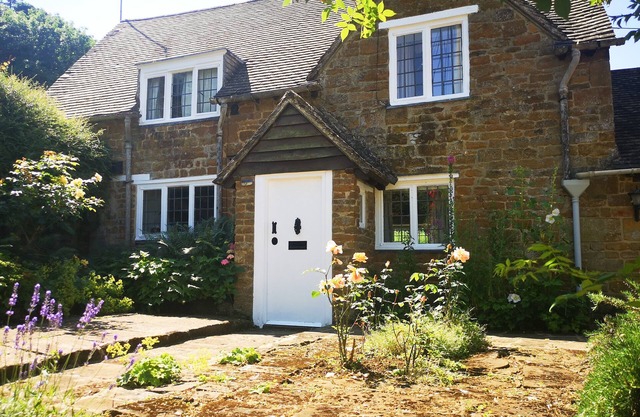 SPRING COTTAGE, pet friendly, with open fire in Banbury
