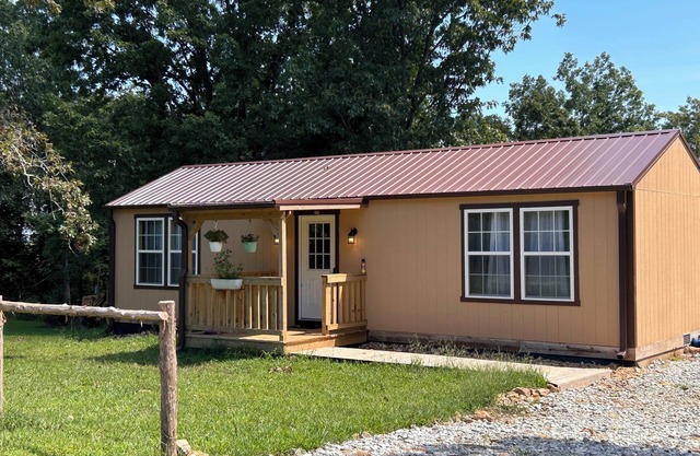 Spring Retreat with private deck, pets welcome