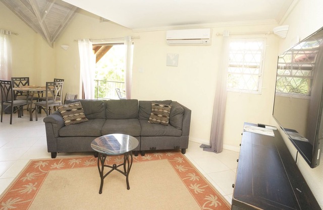 Springcourt 2 - 1 BR condo near beaches W/POOL