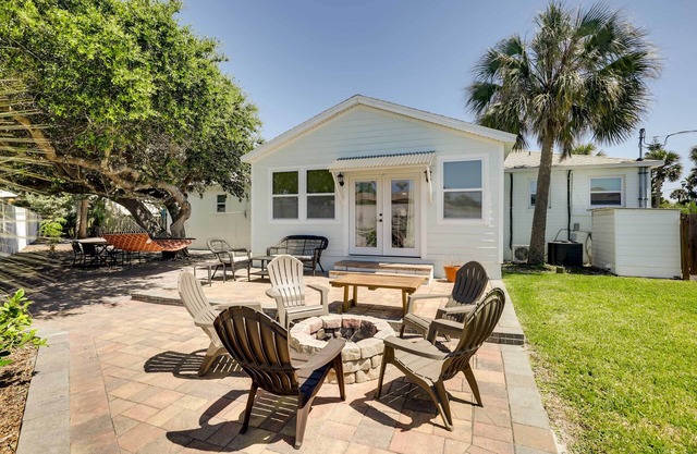 St Augustine Cottage w/Fire Pit - Walk to Pier!