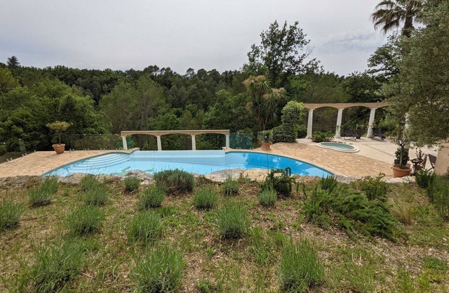 St Paul en Foret, maisonette 2/4 persons, swimming pool + jacuzzi
