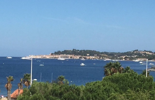 St-Tropez Gulf, air-cond apart, except sea view terrace, beach 150 yd, 4/6 pers