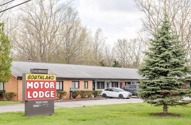 Stay in Browntown for 4: Cozy Room with MiniFridge