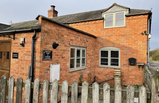 STABLES COTTAGE, pet friendly, with a garden in Uppingham