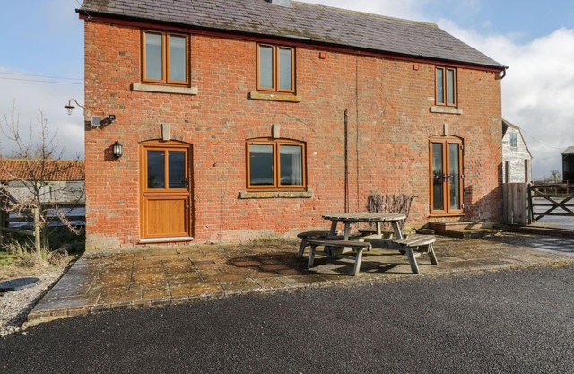 STABLES COTTAGE, pet friendly, character holiday cottage in Bowerhill