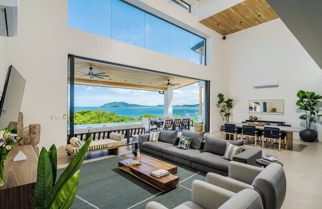 Staffed Luxury Oceanview Villa w/golfcart, jacuzzi, infinity pool &breakfast