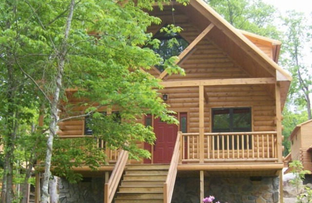 Stair Free Entry: Resort Cabin: Hot Tub, Fireplace, Game Loft, WiFi, Pool