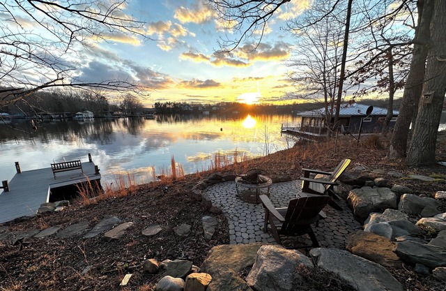 Stairway To Heaven Lakeside guest house with dock and firepit. Waterfront Wi-fi