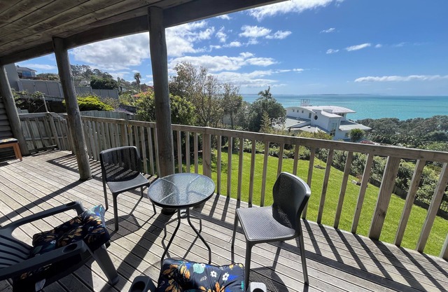 Stanmore Bay Log Cabin - Sea Views - Walk to Beach