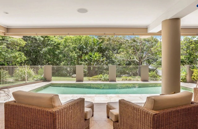 Stanwell Beach Glass House – walk to beach