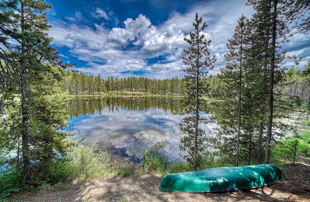 Star of the West - 5 MINUTES to Ski Cooper! Modern cabin on Lake!