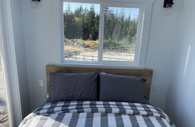 Stargazer & hikers paradise tiny house getaway on Big Sky Tiny Ranch