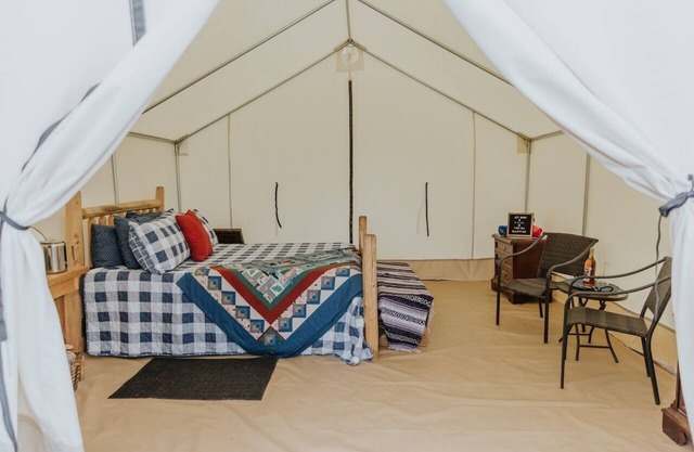“Stargazer” Scenic Glamping Trails + Creek Access