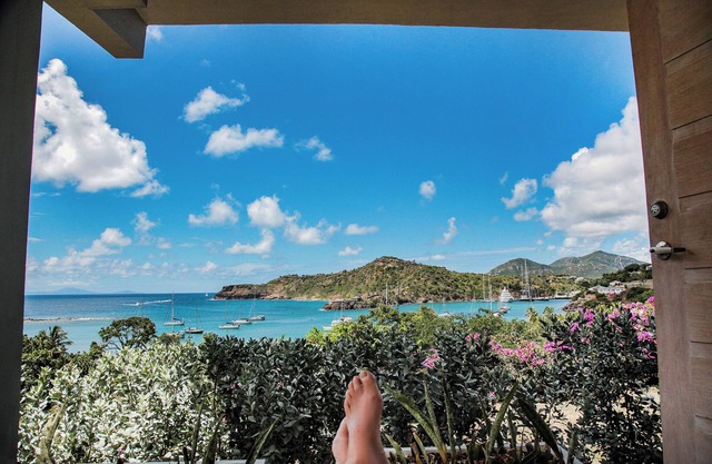 STARLIGHT: GORGEOUS VIEWS OF THE BEACH, FORT BERKLEY & MONTSERRAT