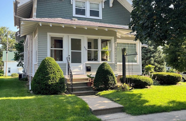 Stately 3-bedroom home in peaceful Dyersville, Iowa