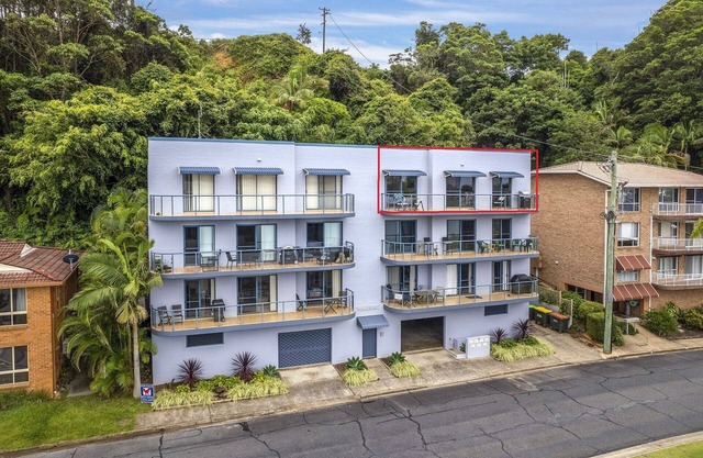 Stay by water on Wellington Drive, surrounded by serenity and scenery!