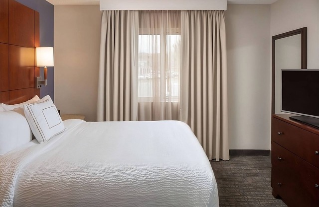 Stay Close to Downtown Nashville! 2 Suites with Free Breakfast & Pet Friendly