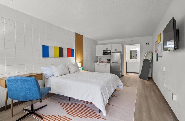 Stay Downtown, Free Gated Parking, Renovated Studio! 524