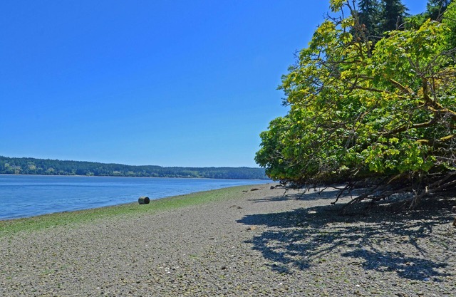 Stay in a lovely Beach Cottage w/a beautiful private beach on Hazel Point!