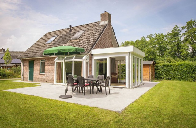 Stay in Bungalow Schipbeek XL for 6 persons at Vakantiepark de Sallandshoeve – spacious, comfortable, and private accommodation in the heart of nature.