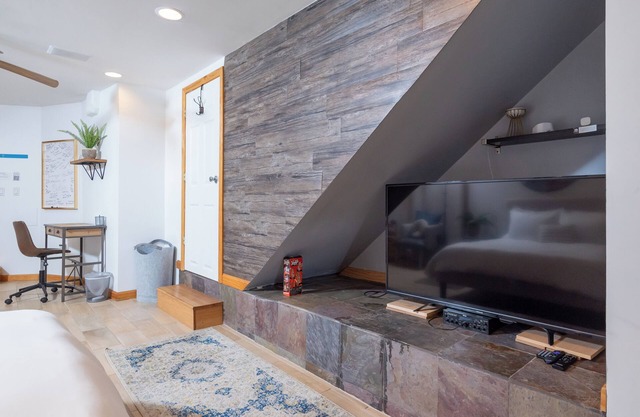 Stay in comfort and style! Encore Private Suite + Free parking! Close to Boston!