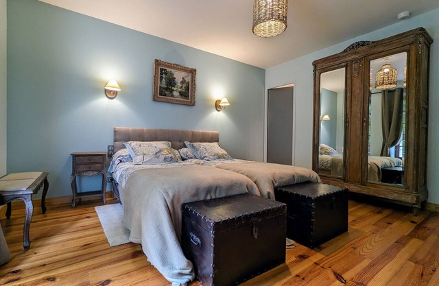 Stay in Farmhouse with Pool, Tennis, Horses, and Secure Parking