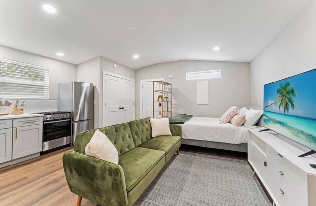 Stay in our fully renovated Guesthouse located in the trendy Murray Hill district of Jacksonville
