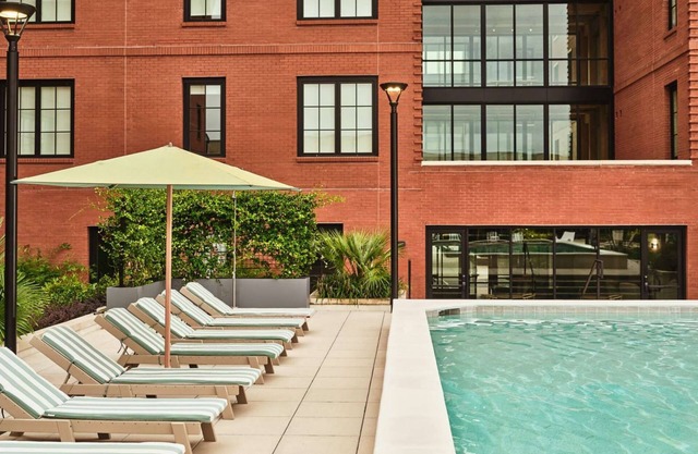 Stay Near River Street + Pool, Bike, Dining & Gym