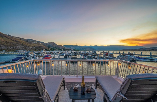 Stay ON Lake Chelan with amazing views | Stationary 1 Bed houseboat